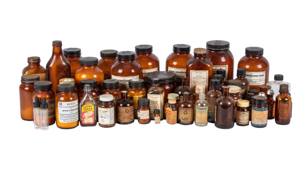 LARGE COLLECTION OF VINTAGE APOTHECARY BOTTLES (1 of 3)