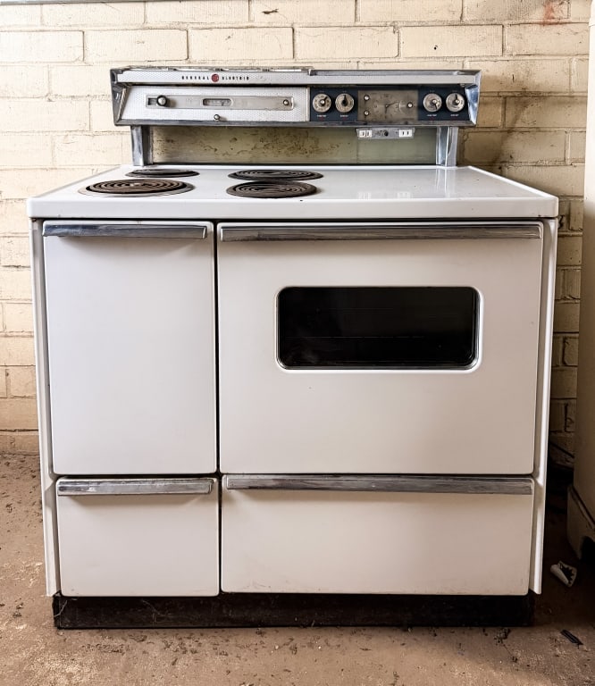 VINTAGE GENERAL ELECTRICS STOVE WITH GRILL: Vintage General Electric stove with grill and four burners. Approximate dimensions: h. 47", w. 39", d. 25" Disclaimer: Participating bidders must have a credit card on file with LiveAuctioneers in ord
