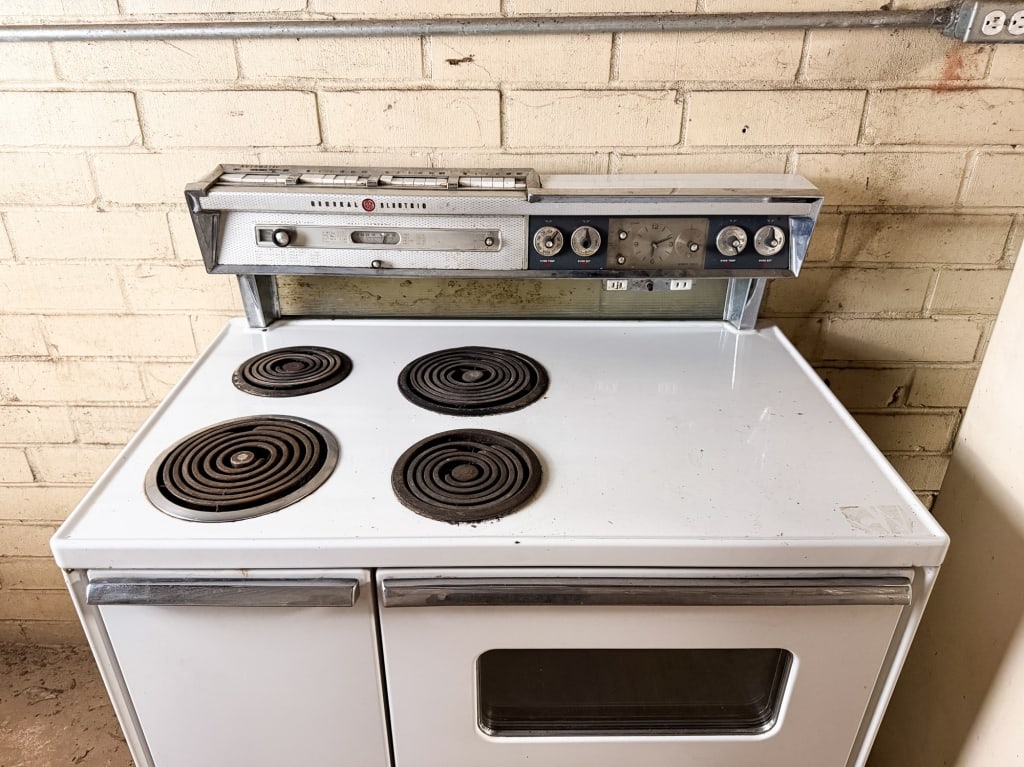 VINTAGE GENERAL ELECTRIC MODEL J408 STOVE WITH GRILL - 2