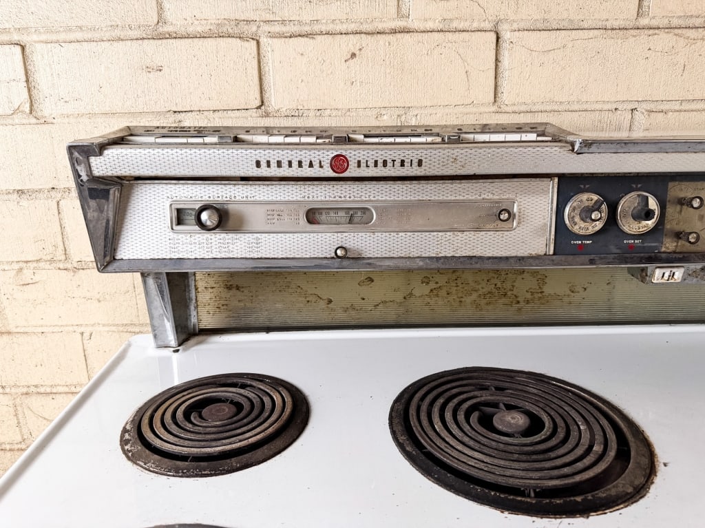 VINTAGE GENERAL ELECTRIC MODEL J408 STOVE WITH GRILL - 3