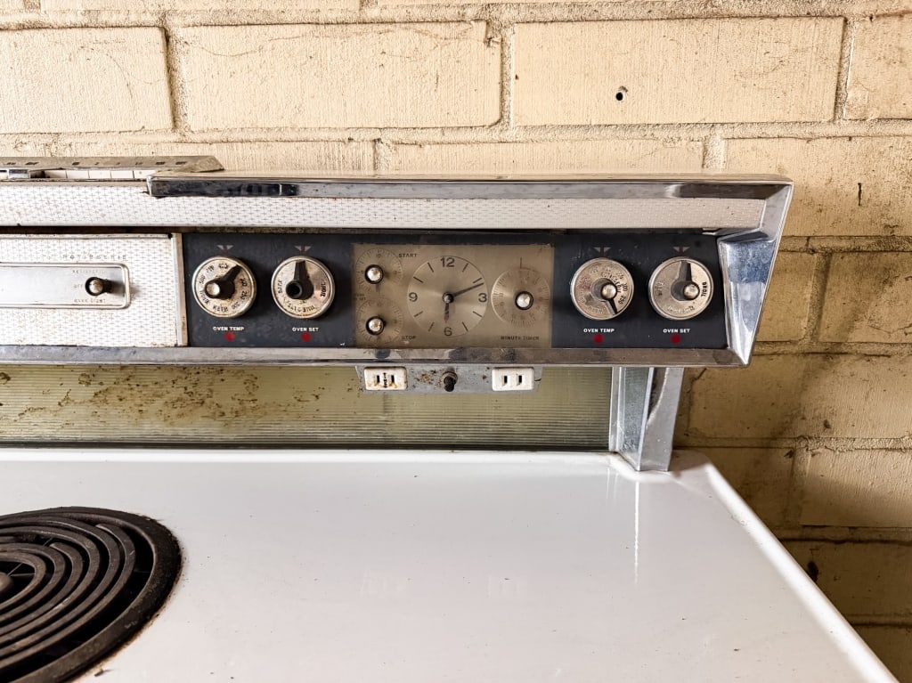 VINTAGE GENERAL ELECTRIC MODEL J408 STOVE WITH GRILL - 4