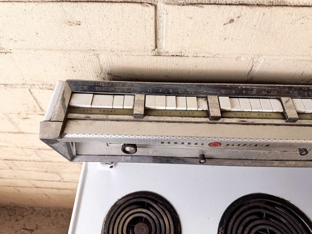 VINTAGE GENERAL ELECTRIC MODEL J408 STOVE WITH GRILL - 7