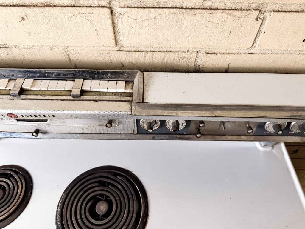 VINTAGE GENERAL ELECTRIC MODEL J408 STOVE WITH GRILL - 8