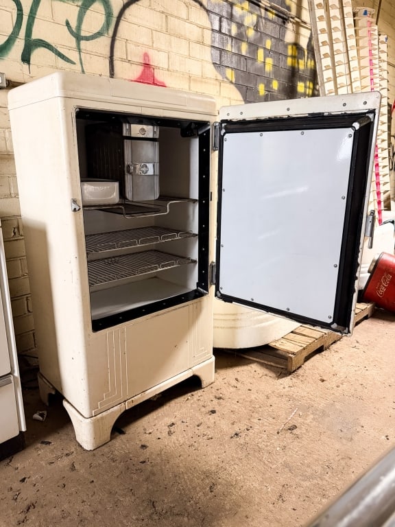 1930S GENERAL MOTORS FRIGIDAIRE MASTER SERIES MODEL 6 REFRIGERATOR - 2