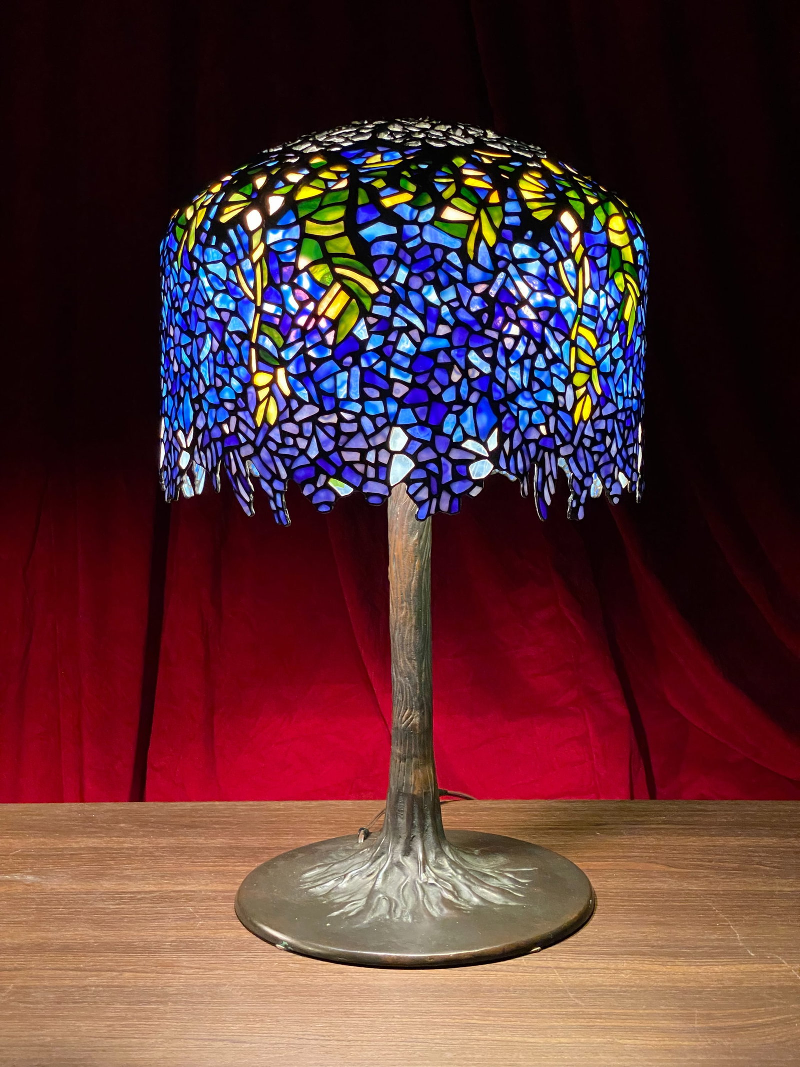 TIFFANY STYLE WISTERIA TREE TRUNK LEAD GLASS LAMP - 9
