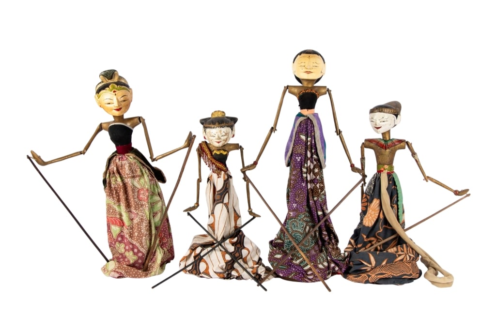 4 INDONESIAN JAVA WAYANG GOLEK WOODEN PUPPETS: Early 20th century 4 Indonesian Java Wayang Golek wooden puppets. Approximate dimensions: h. 21", w. 5", d. 5" Disclaimer: Participating bidders must have a credit card on file with LiveAuctioneers