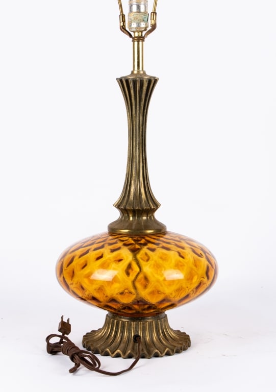 MID CENTURY BRASS & AMBER GLASS TABLE LAMP - 7