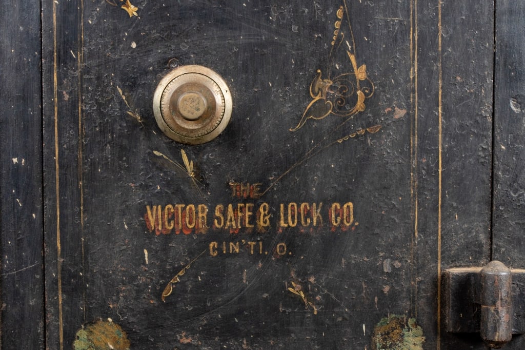 BUSCHMAN BROS VICTOR SAFE & LOCK CO FLOOR SAFE - 5
