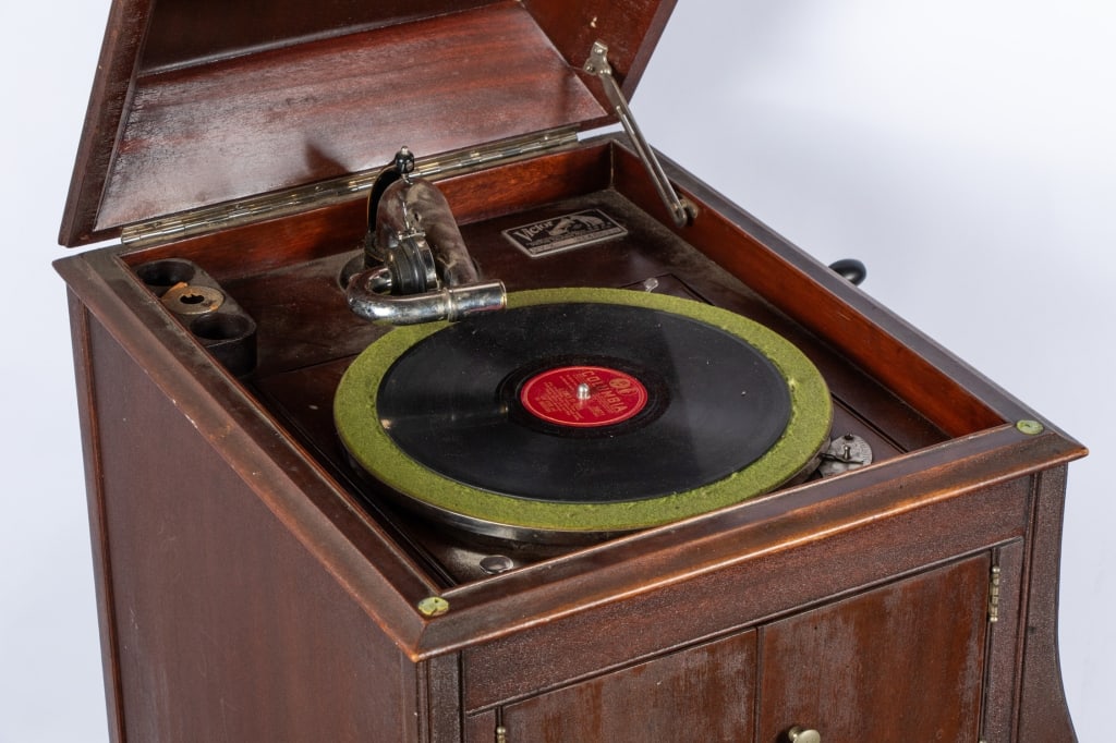 VICTOR VICTROLA PHONOGRAPH VV X - 2