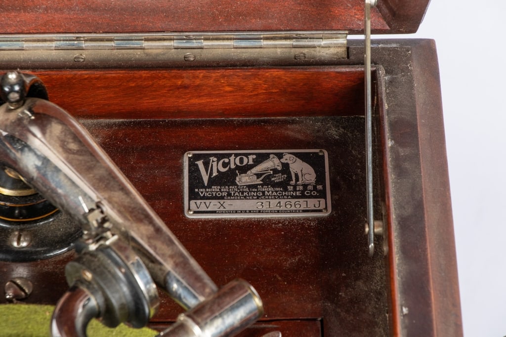 VICTOR VICTROLA PHONOGRAPH VV X - 5