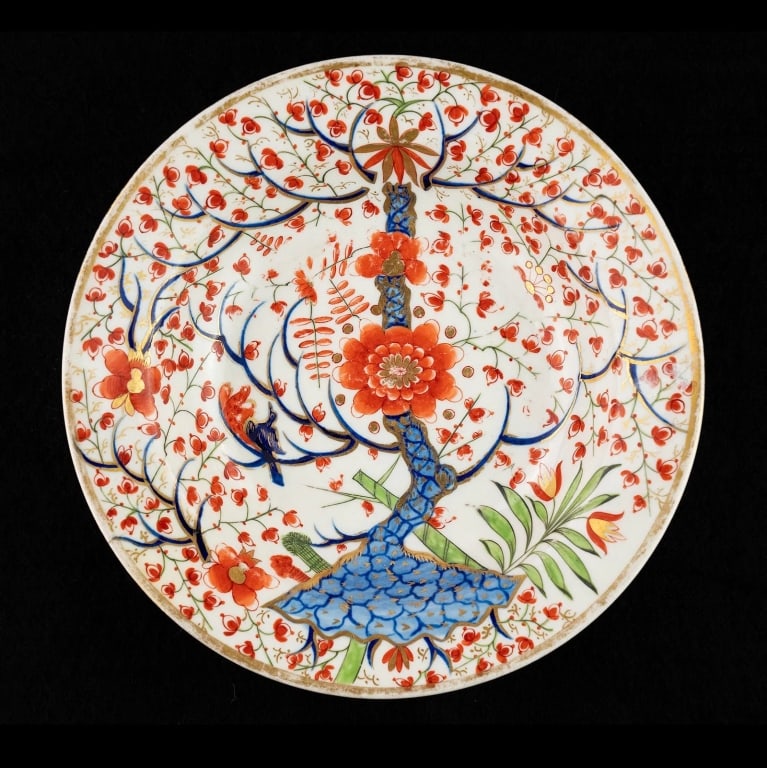 19TH C. CHAMBERLAIN WORCESTER PORCELAIN SOUP BOWL: early 19th century Chamberlain Worcester porcelain dinner plate featuring the 'Tree of Life' pattern depicting a large blue tree with flowers spreading out in all directions. Marked on underside.
