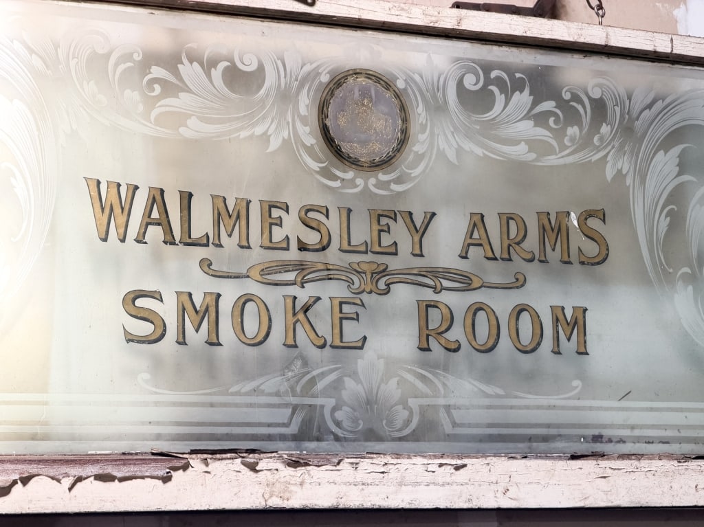 VINTAGE ETCHED GLASS WALMESLEY ARMS SMOKE ROOM SIG - 5