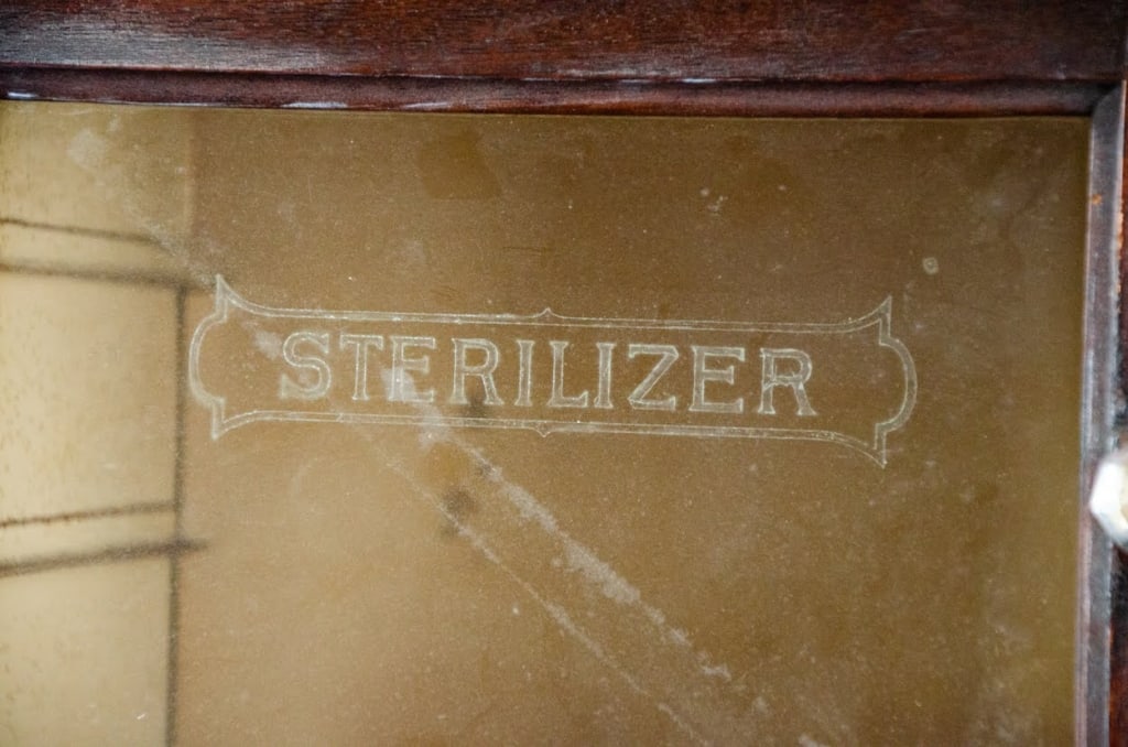EARLY 20TH CENTURY MAHOGANY DENTAL CABINET - 18