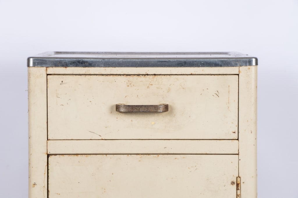VINTAGE PORTABLE METAL MEDICAL CABINET - 3