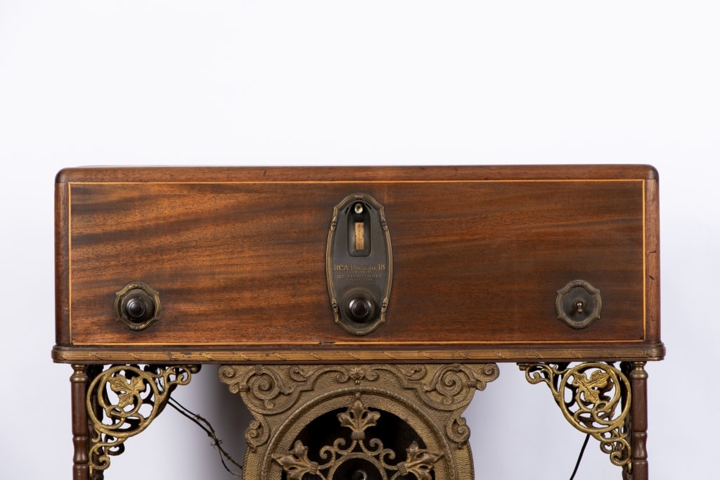 RCA RADIOLA 18 TUBE RADIO WITH ORNATE METAL BASE - 3
