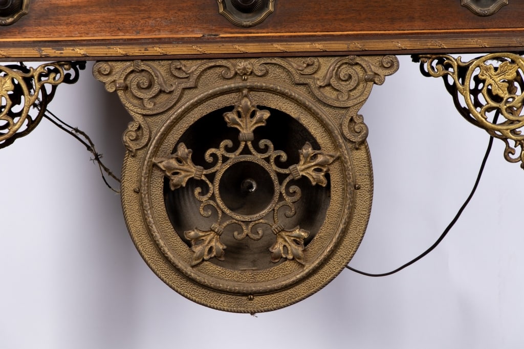 RCA RADIOLA 18 TUBE RADIO WITH ORNATE METAL BASE - 4