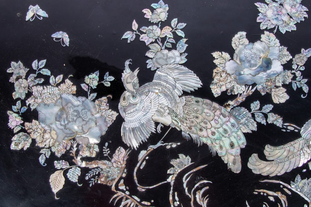 20TH CENTURY CHINESE MOTHER OF PEARL INLAY TABLE - 7