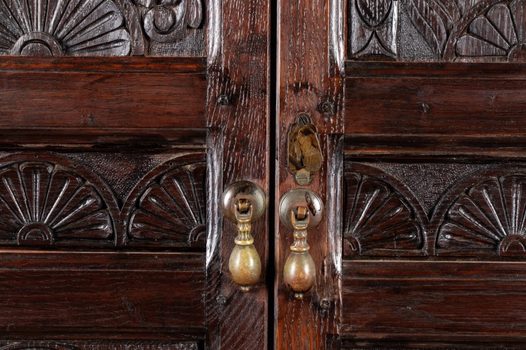 NEO-GOTHIC STYLE OAK CUPBOARD ON STAND - 4