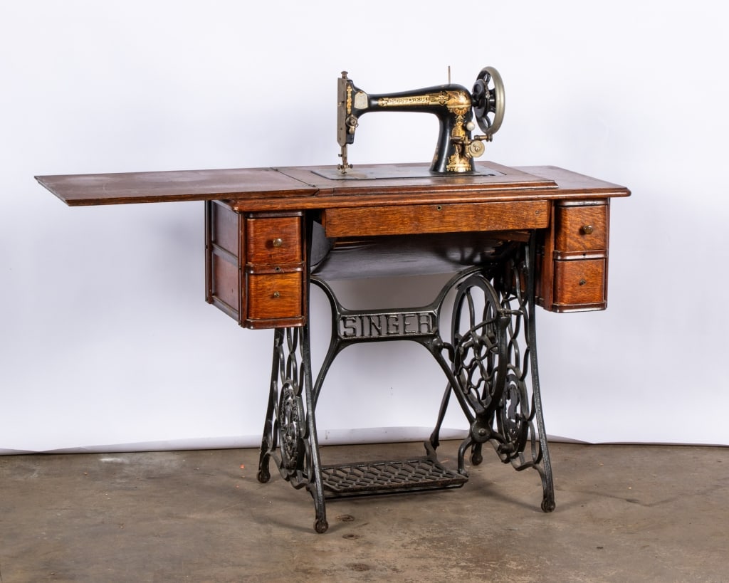 EARLY 20TH CENTURY SINGER SEWING MACHINE - 2