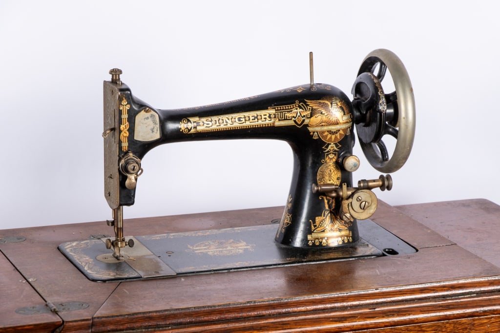EARLY 20TH CENTURY SINGER SEWING MACHINE - 3