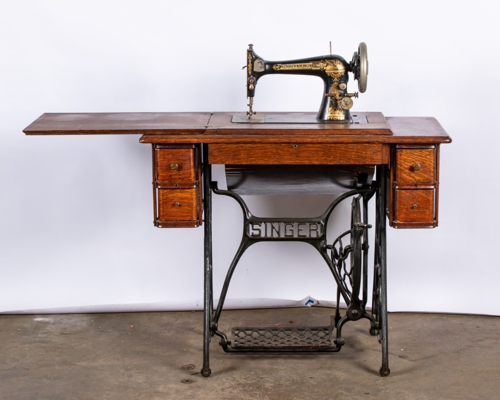 EARLY 20TH CENTURY SINGER SEWING MACHINE - 4