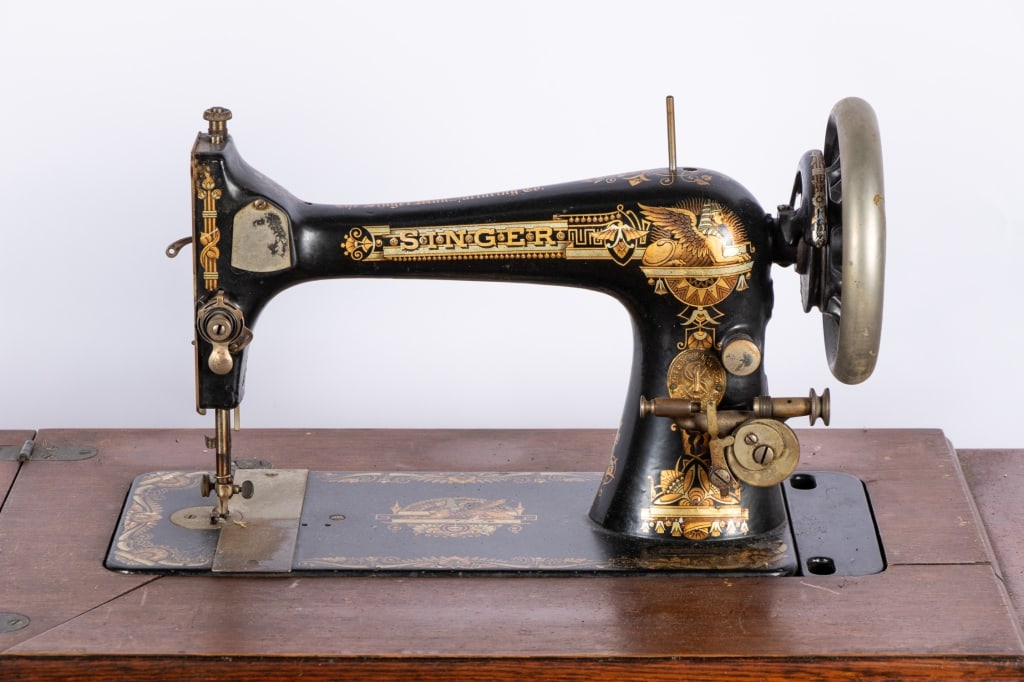 EARLY 20TH CENTURY SINGER SEWING MACHINE - 5