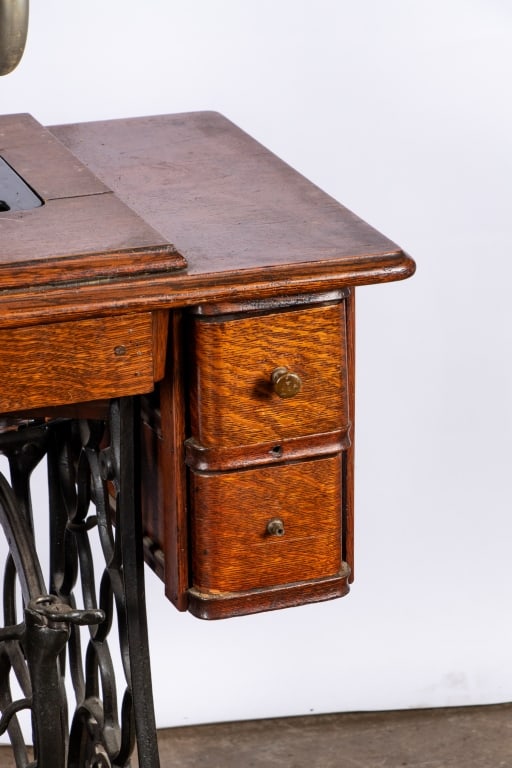 EARLY 20TH CENTURY SINGER SEWING MACHINE - 6