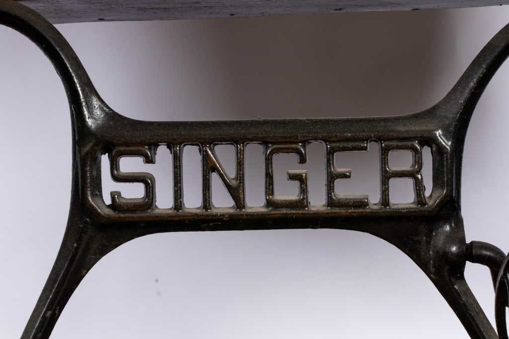 EARLY 20TH CENTURY SINGER SEWING MACHINE - 7