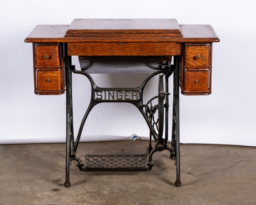 EARLY 20TH CENTURY SINGER SEWING MACHINE - 8