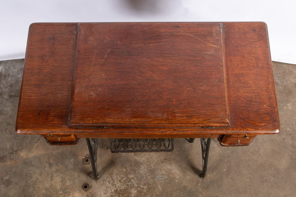 EARLY 20TH CENTURY SINGER SEWING MACHINE - 9