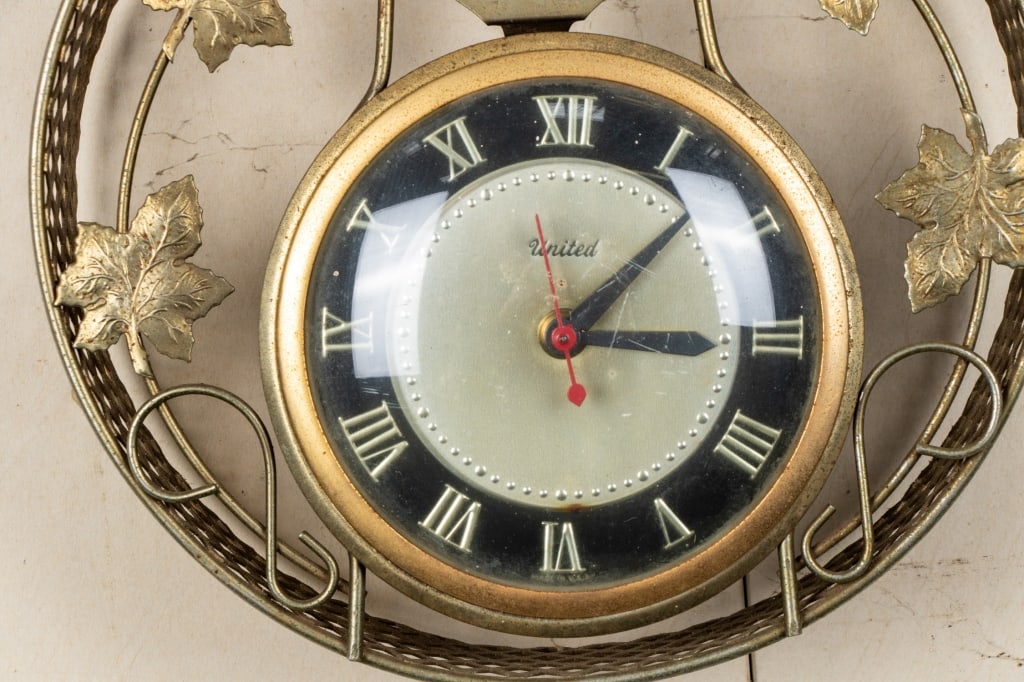 MID-CENTURY UNITED GOLDTONE WALL CLOCK - 4