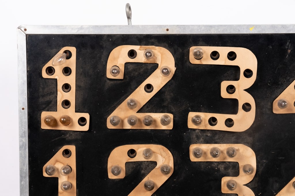 VINTAGE SCOREBOARD - 3