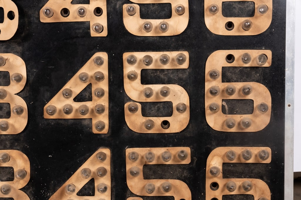 VINTAGE SCOREBOARD - 4
