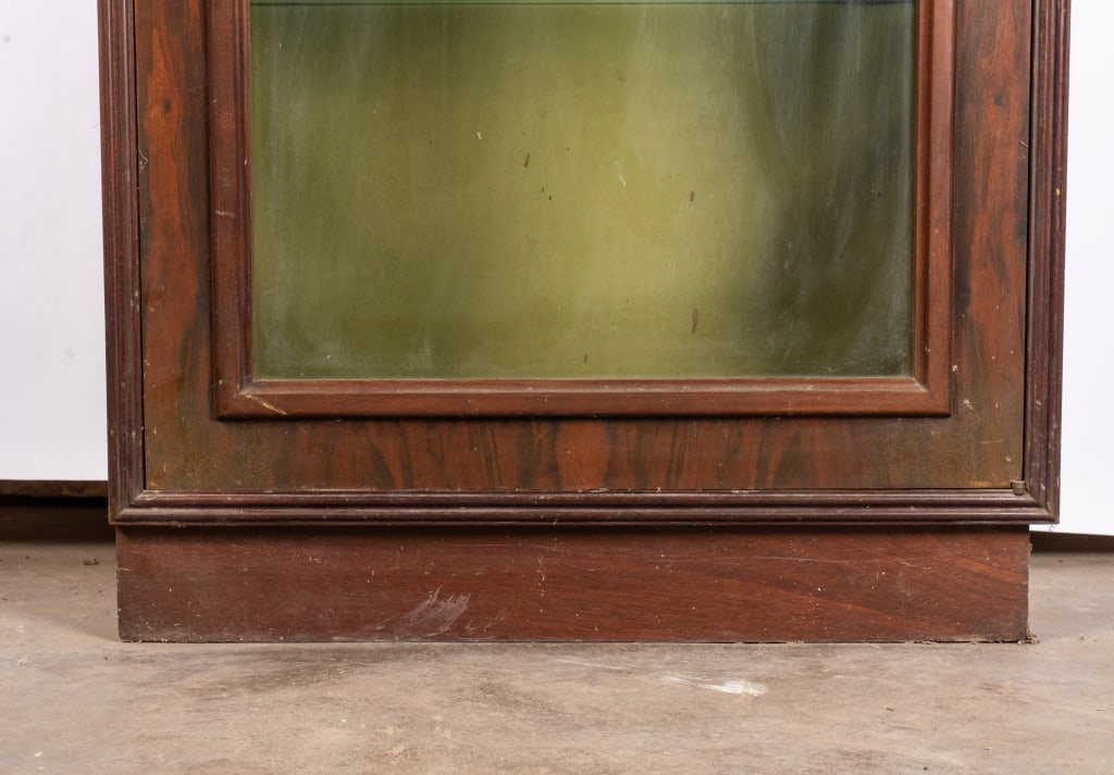 MID-20TH CENTURY TALL VITRINE CABINET - 4