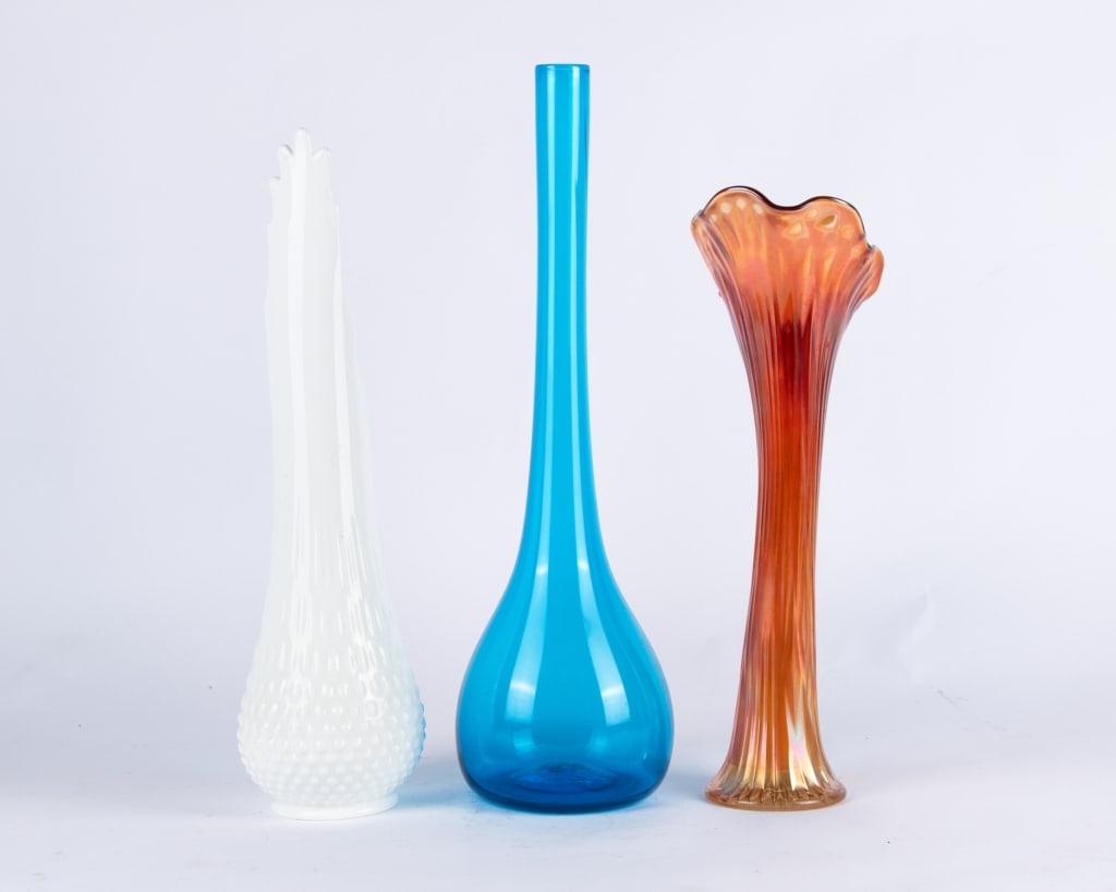 COLLECTION OF 3 MID-CENTURY GLASS VASES - 4