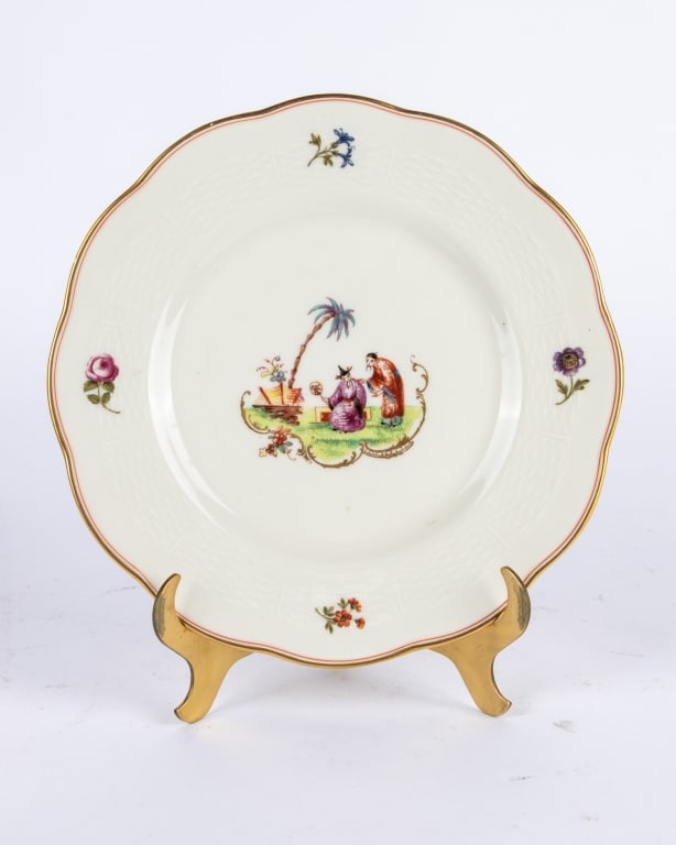 SET OF 8 LIMOGES STYLE PORCELAIN PLATES - 3