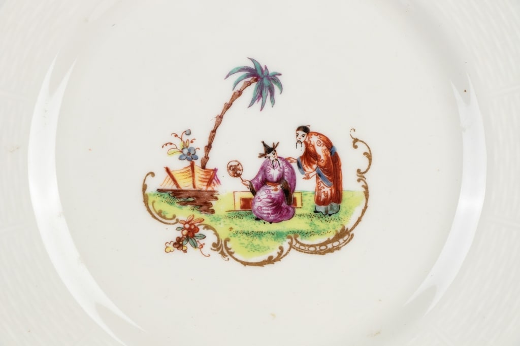 SET OF 8 LIMOGES STYLE PORCELAIN PLATES - 4