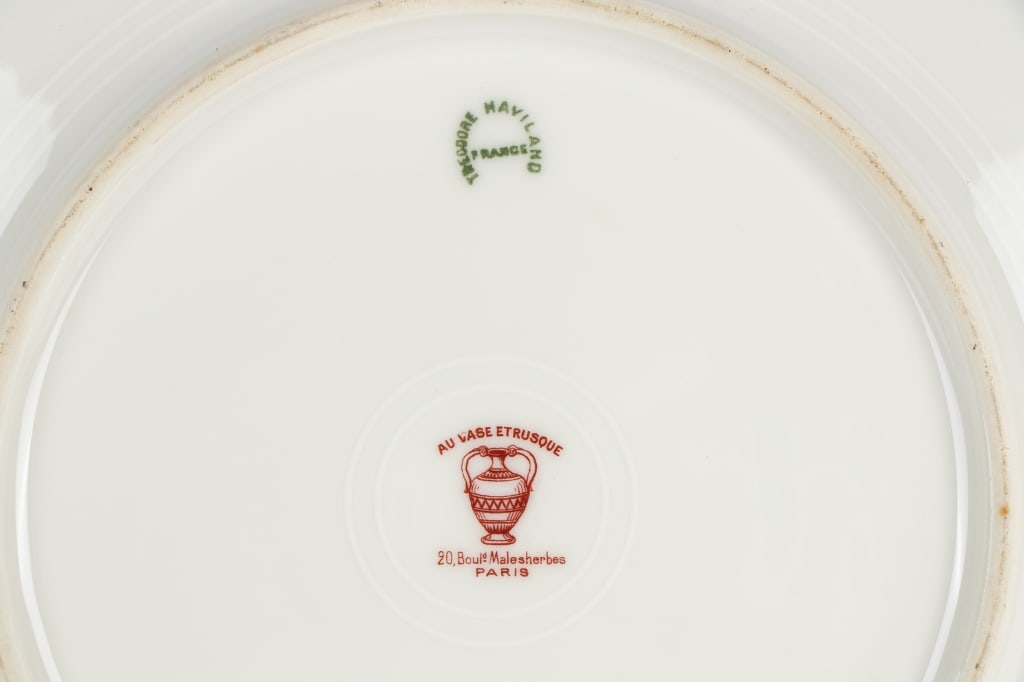 SET OF 8 LIMOGES STYLE PORCELAIN PLATES - 9