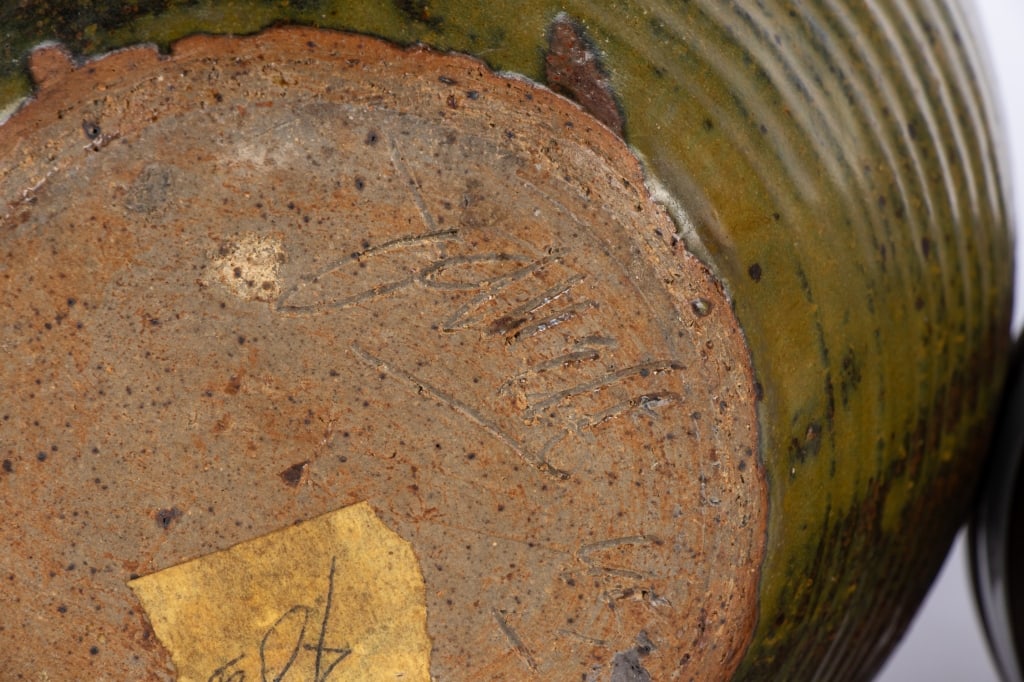 FOUR MID-CENTURY POTTERY ITEMS - 7