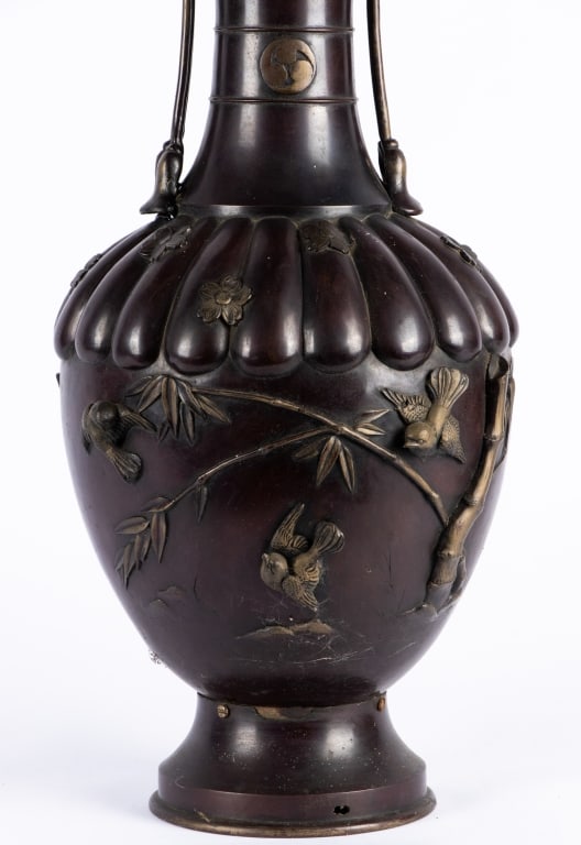 CHINOISERIE FLORAL MOTIF BRONZE VASE - 2