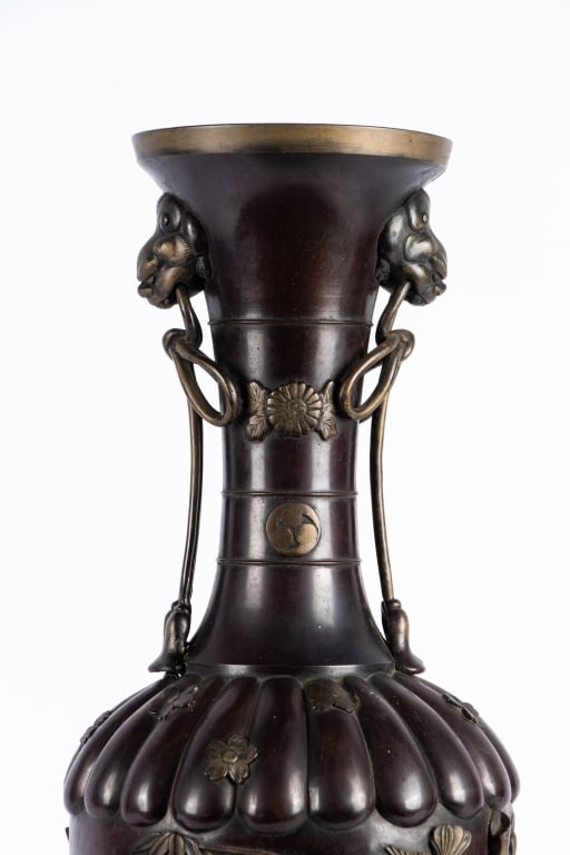 CHINOISERIE FLORAL MOTIF BRONZE VASE - 3