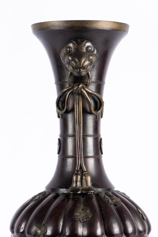 CHINOISERIE FLORAL MOTIF BRONZE VASE - 5