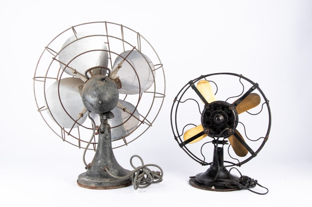 TWO VINTAGE ELECTRIC TABLE FANS - 5