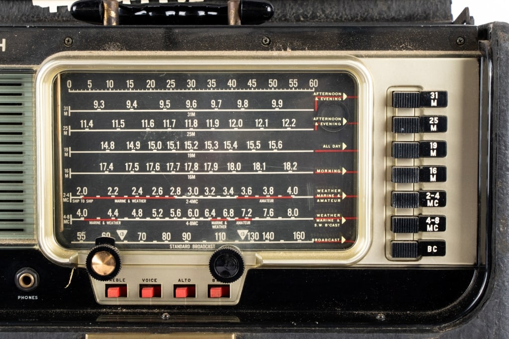 VINTAGE ZENITH TRANS-OCEANIC RADIO - 4