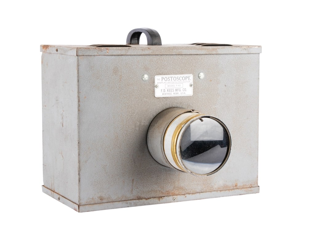 POSTOSCOPE DISPLAY ARTIST’S PROJECTOR: Postoscope display artist’s projector. Approximate dimensions: h. 10", w. 13", d. 11" Disclaimer: Participating bidders must have a credit card on file with LiveAuctioneers in order for their