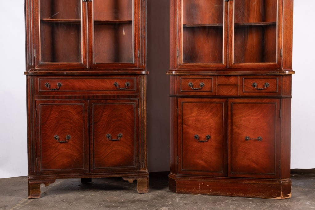 NEAR PAIR OF MAHOGANY DISPLAY CORNER CABINETS - 2