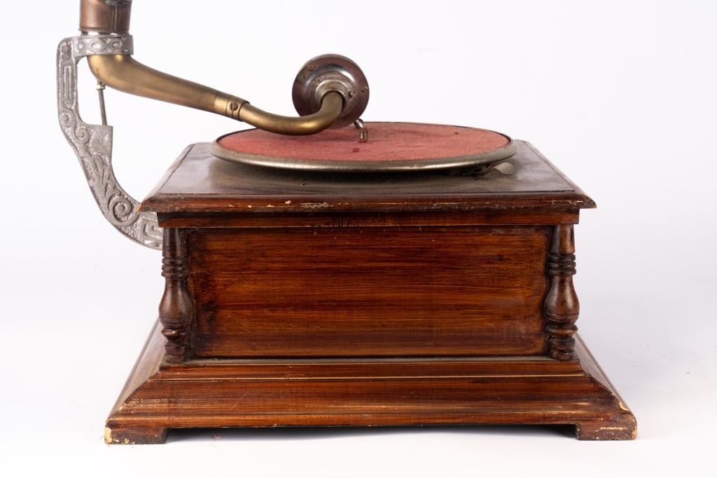 VINTAGE VICTROLA - 2