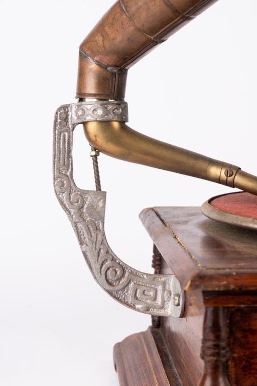 VINTAGE VICTROLA - 3