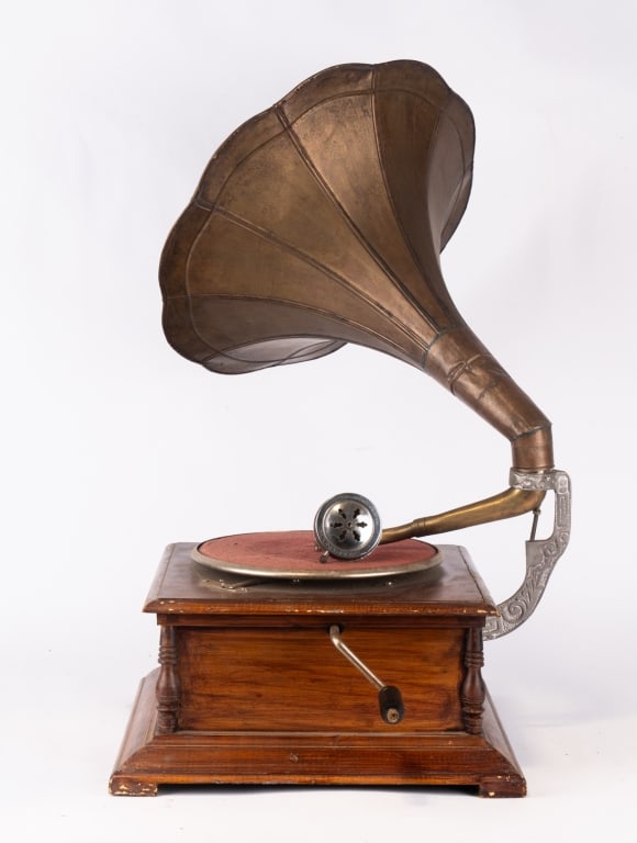 VINTAGE VICTROLA - 6