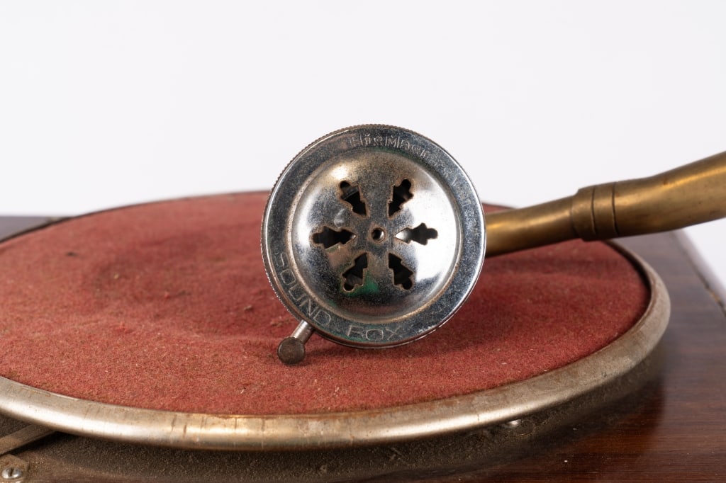 VINTAGE VICTROLA - 7